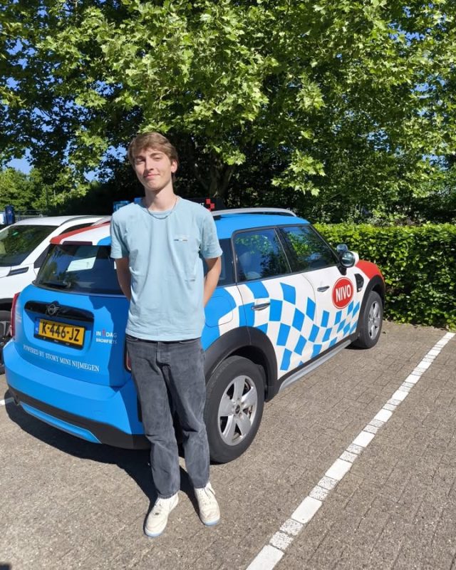 Mees gaat ook een feestje vieren want hij is namelijk ook geslaagd! 🚙🚙🚙🚘🚘🚘🚗🚗🚗✅🎉☀️ proficiat #Nijmegen #NivoXL #Rijles #Examen