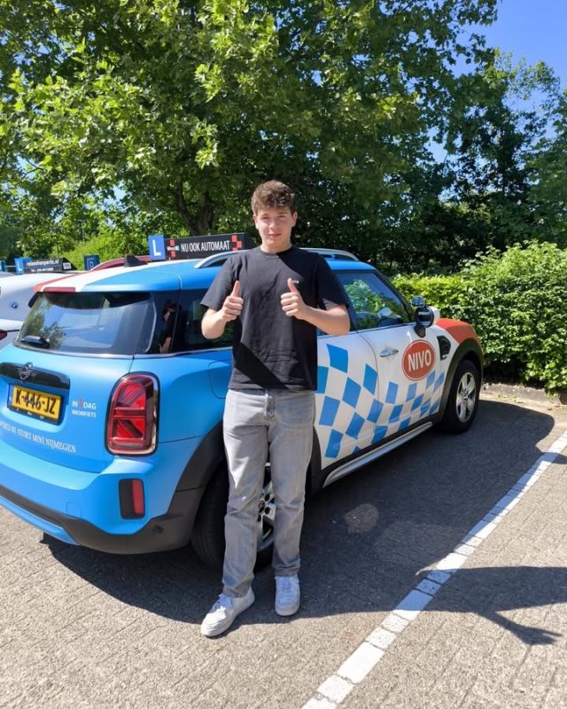 En ook Tim is door het dolle heen, hij heeft een perfecte rit gereden en daarom ook geslaagd! ✅🚙🚘🎂🎊🥳😁🎈✔️😃☀️ van harte gefeliciteerd #Nijmegen #NivoXL #Rijles #Rijschool